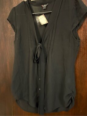 Bundle 3 for $25. Guess Vintage Black V-Neck Tie-Front Cap Sleeve Blouse. Size S